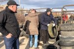 На Львовщине и Тернопольщине люди в панике строят баррикады и роют ямы - так встречают украинцев из Уханя