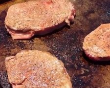 Пекельна спека змушує американців готувати стейки на асфальті