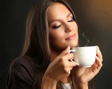 Девушка пьет какао