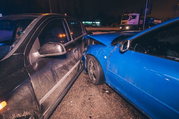 В Киеве таксист-лихач разбил четыре авто, а сам вылетел в окно: фото