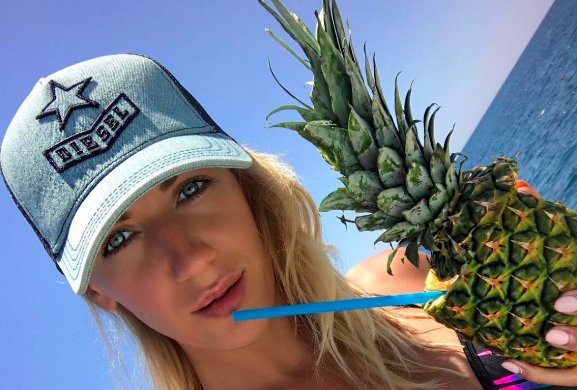 Никитюк показала голую попу в бикини, фанаты разгневаны: "Становишься как Бузова"