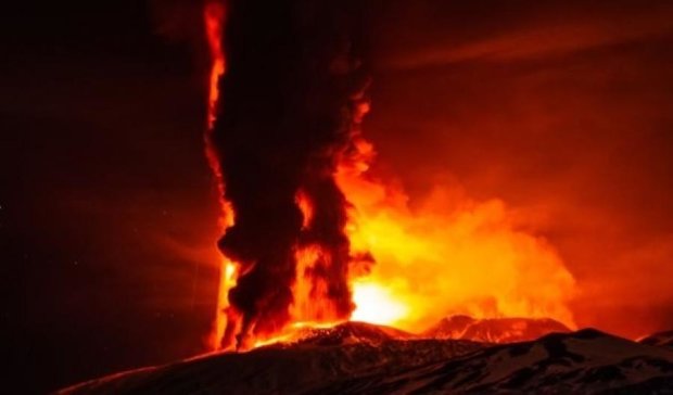 Извержение Этны накрыло журналистов: появилось жуткое видео