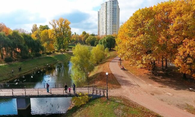 З теплом, але без сонця: яку погоду синоптики обіцяють Києву 10 листопада