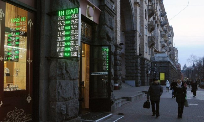 Курс валют на 9 февраля: гривна добивает доллар и евро
