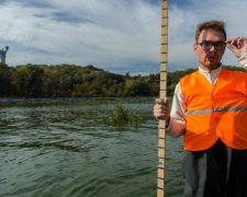 Посреди Днепра можно стоять: шокирующие фото обмелевшей реки