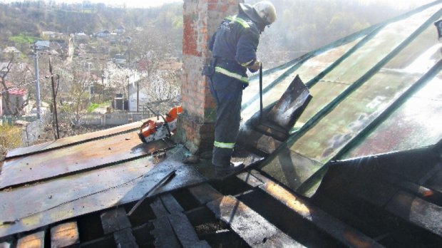 Спасатели ликвидировали пожар в каневской школе искусств (видео)