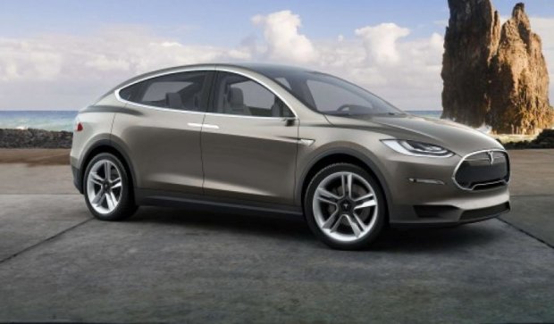 Tesla рассекретила новый электрокар Model X (фото)