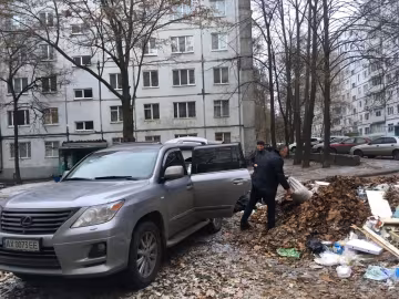 У Харкові нахабний мажор влаштував смітник у дворі і накинувся з кулаками на дівчину: "Не сунь жало!"