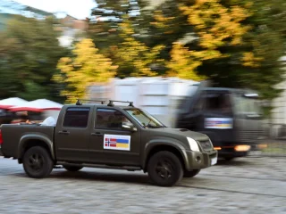 37-й гуманитарный конвой из Норвегии возле львовской ратуши