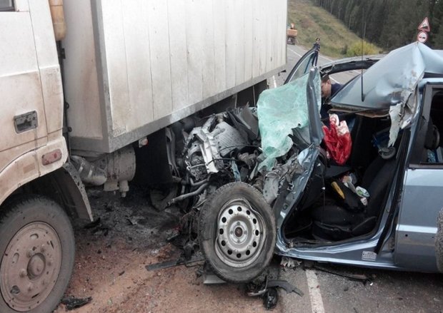 Адское ДТП потрясло Украину: Mercedes на бешеной скорости протаранил фуру, выжил только один