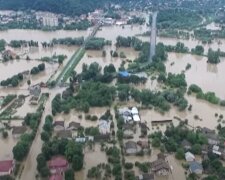 Марцинкив успокоил затопленных прикарпатцев, рыдающих над разрушенными домами - "Вода уходит"