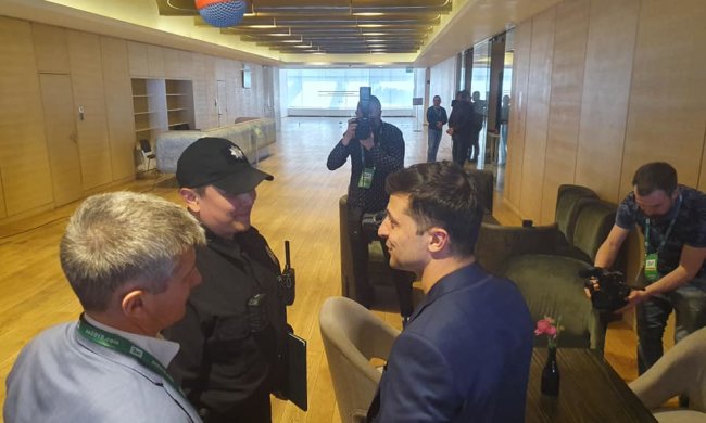 Терміново: за Зеленським приїхала поліція