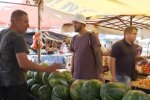 Арбузы на рынке, кадр из видео