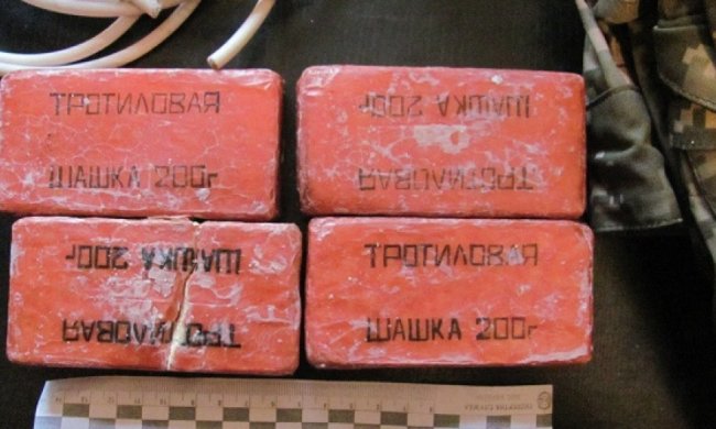 У Святошинському районі затримали киянку з коробкою вибухівки