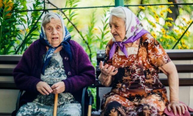 Украинцы сказали, что думают о пенсиях чиновников