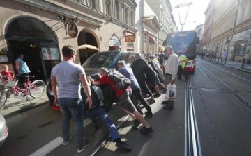 Украинский когут на огромном джипе прославился в Праге: не могли вытолкать с дороги