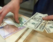 Падіння гривні: українцям розповіли, що буде далі