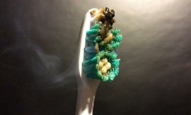 Блогери познущалися над зубною щіткою