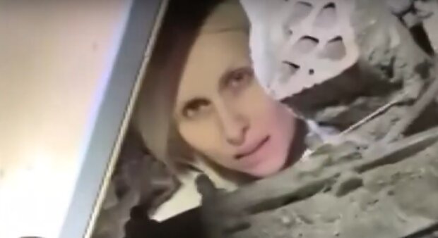 Украинка под завалами, скриншот: Youtube