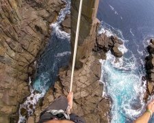 Канатоходець підкорив скелястий берег на шаленій висоті