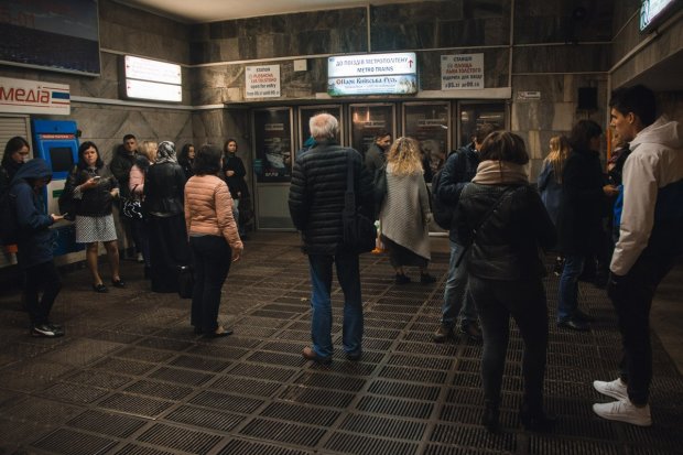 В киевском метро ЧП, машинист заметил неладное в последний момент: видео