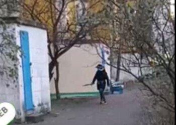Чоловік з ножем / скріншот з відео