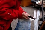 Голодна пенсіонерка шукала їжу на смітнику, жінка кинулася рятувати стареньку