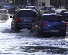 Проезжая часть в Одессе превратилась в озеро
