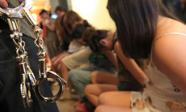 Женщин - на панель, мужчин -  в рабы: мерзкую схему вербовки днепрян показали всей Украине