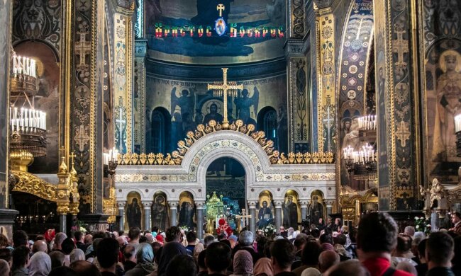 В Киеве неадекватные блогерши устроили "шоу" в церкви на Пасху: курили и задували свечи