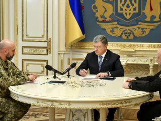 Порошенко во время совещания с Турчиновым и Кривоносом