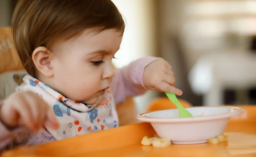 Ребенок ест