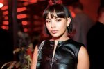 Британська співачка Charli XCX підпалила Mercedes на київській Троєщині: брутальне відео