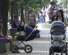 Українці з дітьми. Фото: скрін youtube