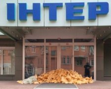 Телеканал Интер забросали ватой (фото)