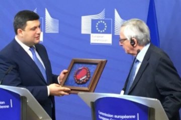 Гройсман скучив за Юнкером та подарував йому намисто