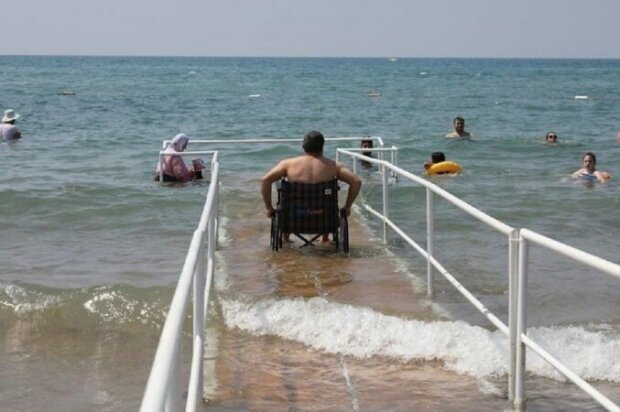 На курортах Запоріжжя з'явився пляж для особливих людей, в морі - на інвалідному візку
