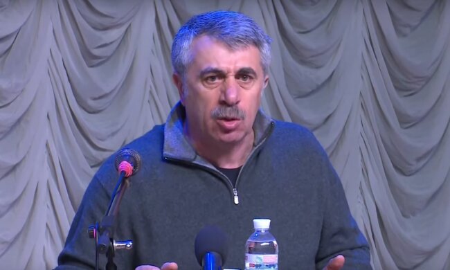 Комаровский в Новых Санжарах залез в сумку к женщине и нашел нечто ценное