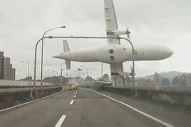 Падіння літака у Тайвані записав відеореєстратор