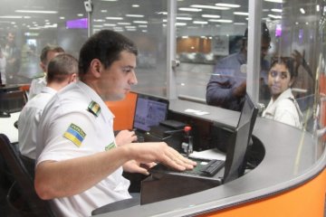 В аэропортах Киева и на вокзале поменяют пограничников