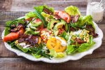 Теплый салат с беконом и рукколой на скорую руку