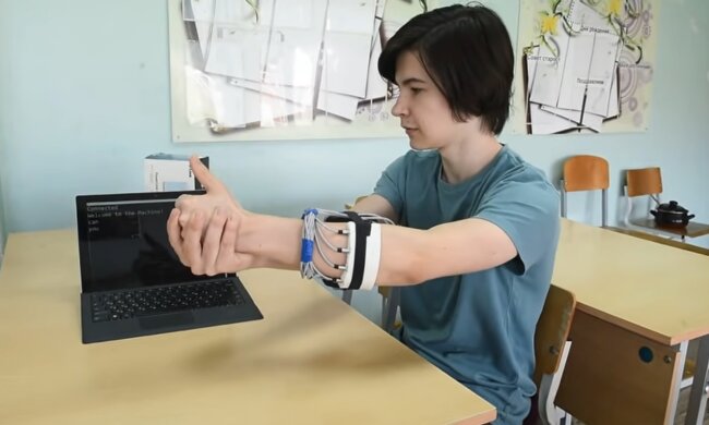 Школяр отримав Нобелівську премію за "золоте" серце: мати з вадами слуху зможе почути дітей