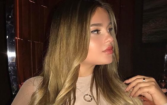 Русская Кардашьян в облегающем платье вывалила свою силиконовую фабрику: фото 18+