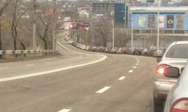 На Донбассе выстроились ужасные очереди за бензином (фото)