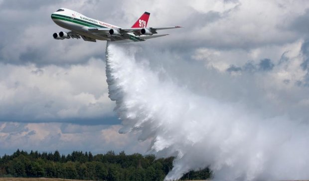 Самый большой пожарный самолет в мире показали в действии (ВИДЕО)