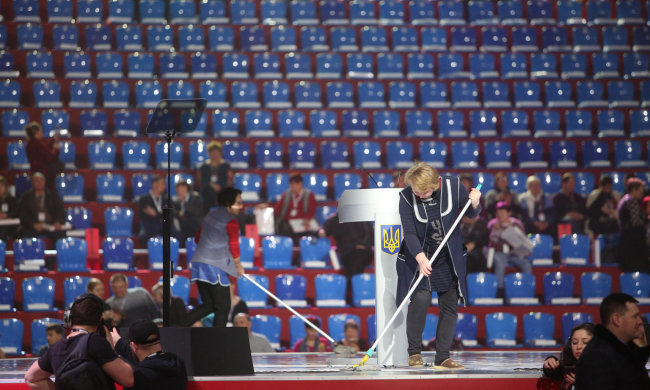 Українці запропонували свою програму дебатів на Олімпійському: виступ MARUV і торт Roshen з фігурками кандидатів