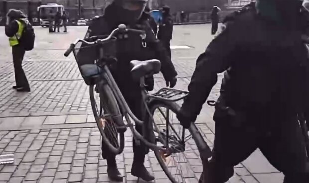 У Росії поліція заарештувала велосипед на антивоєнному мітингу: "Двоколісний нацик"