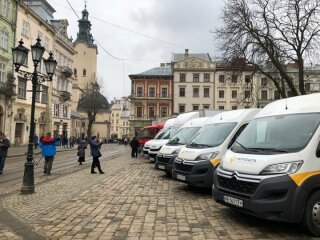 Машини Укрпошти, фото з вільних джерел