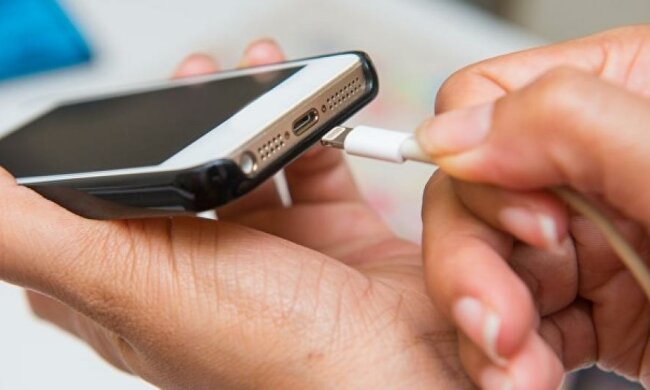 Смартфоны через USB лучше не заряжать