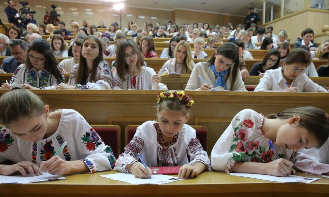 Результаты радиодиктанта по языку ошарашили всех: справились на "отлично" только двое